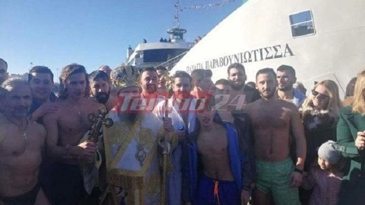 Συγκινητική στιγμή: Κολυμβητές ψάλλουν τον Εθνικό Ύμνο γύρω από τον Σταυρό – ΒΙΝΤΕΟ